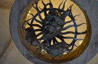 /album/fotogalerie-muzeum-alchymie-speculum-alchemiae-nejtajemnejsi-dum-v-praze/lustr-ktery-prinasi-kladnou-energii-z-vesmiru-je-dulezitym-predmetem-v-tomto-dome-jpg1/